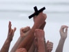 Студент по медицина извади кръста от езерото „Дружба”