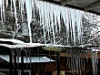 Огромни ледени висулки дебнат от всеки ъгъл