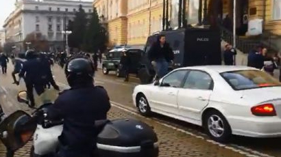 Момче скочи върху колата на Кутев, полицията бие наред
