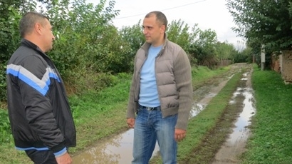 Кандидатът за кмет на Братя Даскалови Сава Савов провери безконтролното и предизборно кърпене на дупки в проливния дъжд