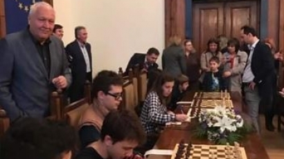 Васил Антонов взе участие в шахматен сеанс с участието на Веселин Топалов