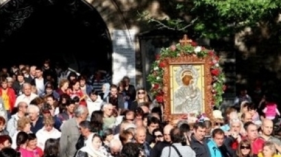 Стотици носят чудотворната икона на Богородица за здраве