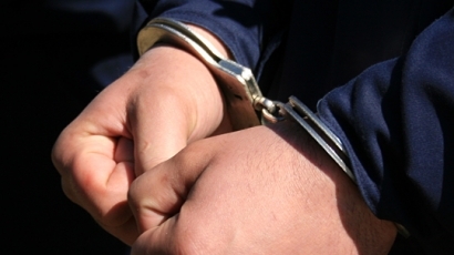 Задържаха 12 души за телефонни измами в Русе