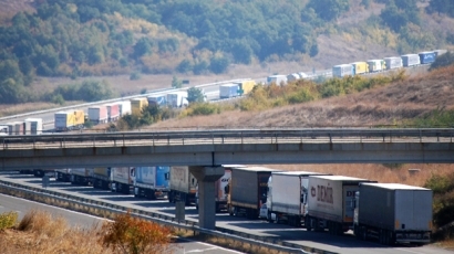 10-километра опашка от камиони на Дунав мост