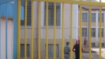 30-тина роми налетяха на бой на адвокатски син в училище