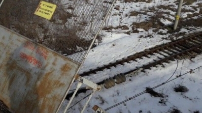 Парапет от надлез надвисна над жп линията София – Варна