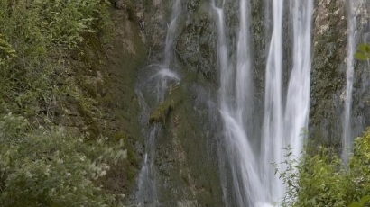 Скална маса затрупа семейство на Крушунските водопади