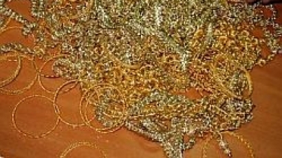 Три българки скриха над 1,5 кг злато в сутиените си