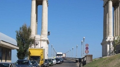 15-километрова колона от коли има на Дунав мост край Русе