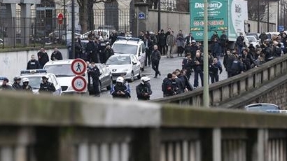 Стрелба в Париж, кола опитала да влезе във Военния музей