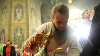 Само във Фрог: Светият Синод отложи заточението на Дионисий