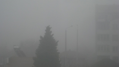 Непрогледна мъгла тормози шофьори и пешеходци