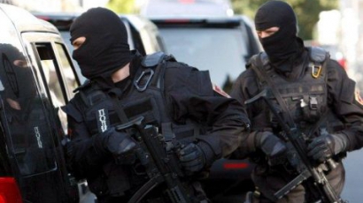 Арестуваха деветима българи в Испания