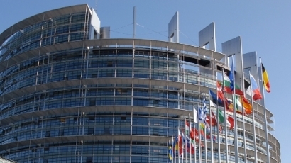 Евродепутатите зоват за затягане на поведението на комисарите