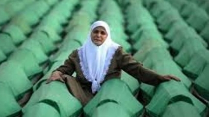 Обвиниха осем полицаи за клането в Сребреница