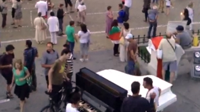 55-и ден: Барабани водят шествието, пиано пред парламента
