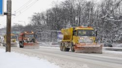 Над 600 машини  чистят снега в страната