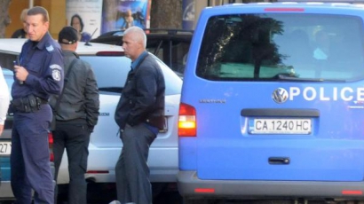 Полицай краде коли в София