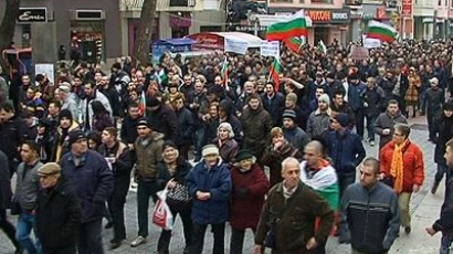 Протестът в Пловдив започна с бой - блокират булеварди