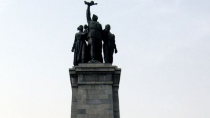 Реформатор: Паметникът с шмайзера до Ленин и Димитров