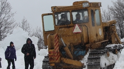 Снегът затвори нови пътища във Великотърновско