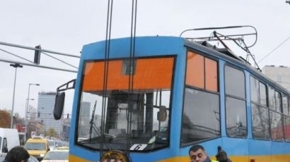 Трамвай дерайлира в центъра на София