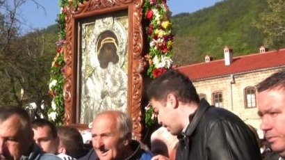 Хиляди съпроводиха чудотворната Богородица от Бачковския манастир