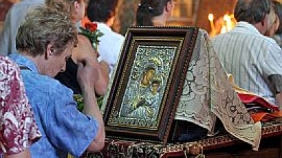 Стотици вярват в чудото на Пресвета Богородица Троеручица от Бачковския манастир