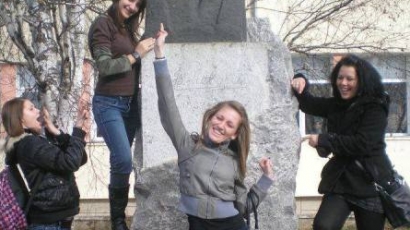 Ученичка сочи среден пръст към Левски, приятелки й се радват