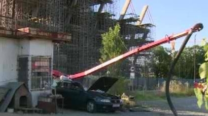 30-тонна бетонна помпа падна върху кола в София
