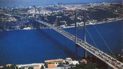 Затворен е мостът над Босфора заради съмнителна кола