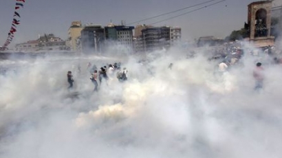 Сълзотворен газ препречи манифестация на "Таксим"