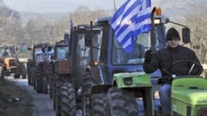 Гърците струпват земеделска техника при границата