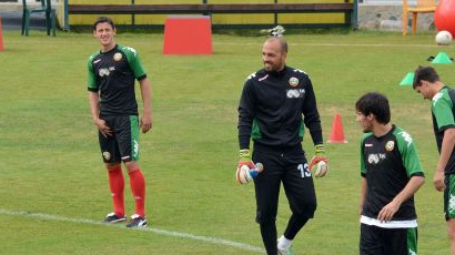 Шестима национали "висят" с картони