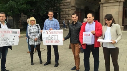 Младежи от БСП изпратиха спасителен пояс до президента с призив да спаси образованието
