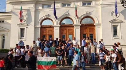 Протестиращите и Близнашки с прощална снимка пред парламента