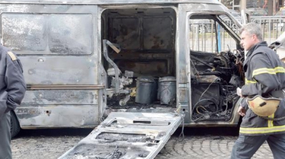 Микробус на Пътното горя в София, има пострадал