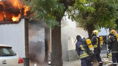 Пожар бушува на Петте кьошета в София!