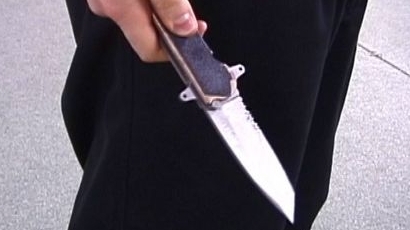 Рецидивист заби нож в ръката на полицай