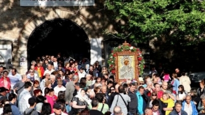 Зла прокоба: Прекърши се кръстът над Чудотворната икона от Бачковския манастир