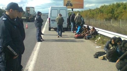 Само във Фрог : Трафикантът на имигранти вози и „Софийска вода „