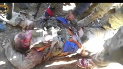 Сирийски бунтовници крещят "Алах е велик"  до тялото на мъртвия руски пилот