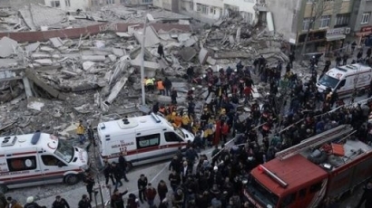 Срути се 7-етажна сграда в Истанбул