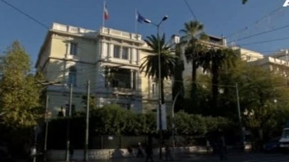 Опитаха да взривят посолството на Франция в Атина