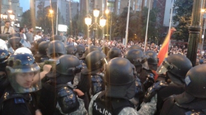 Бунтове в Скопие, ранени полицаи и протестиращи