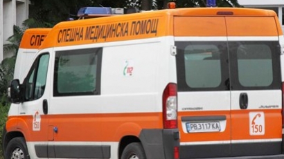 Микробус се преобърна в Русенско, има жертви и ранени