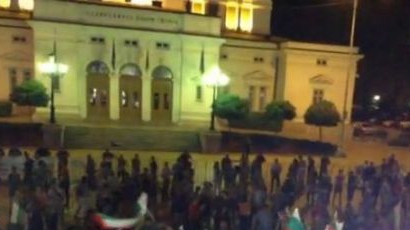 Ден 36-и: Дунавско хоро и „Излел е Дельо хайдутин” пред парламента