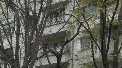 В момента: Отчаян мъж опитва да скочи от прозорец на блок във Варна
