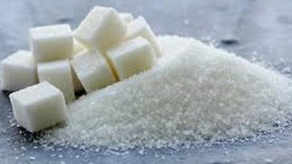 Кметът на Нова Загора ръси със захар срещу зла поличба