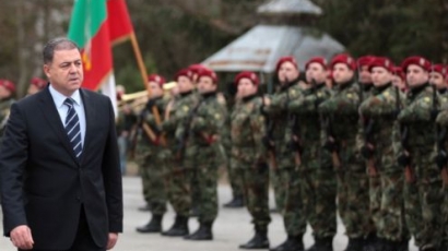 Министър Ненчев скъса нервите на военни академици